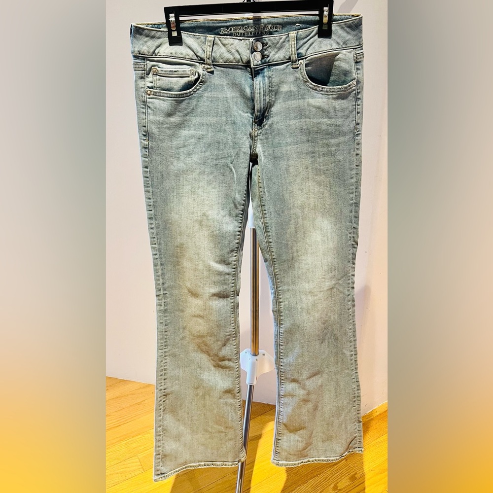American Eagle Women’s Artist Flare/Mid-rise/Light wash jeans. 12 Long